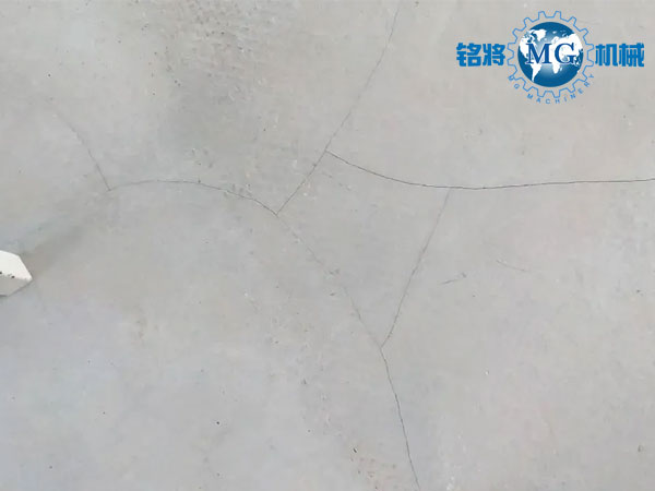 都說(shuō)石膏基自流平抗開裂，可為啥到處開裂？